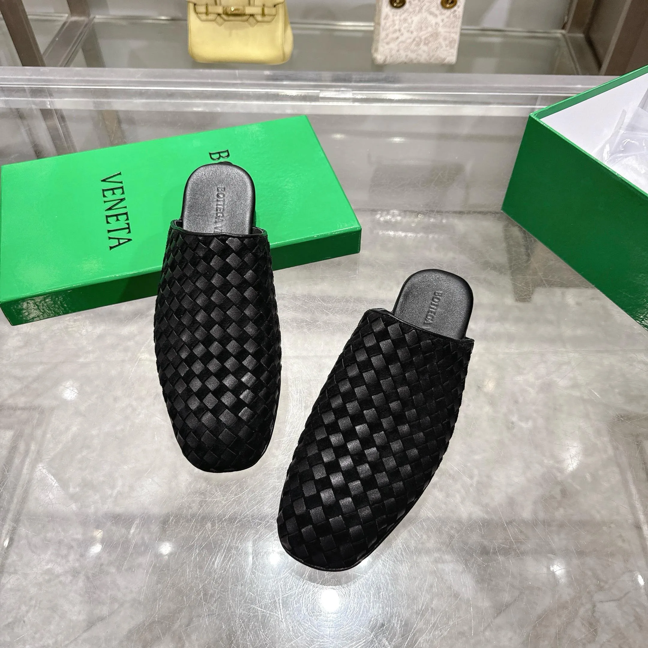 [BV] Top P: 720💰Size for couples: Female 35-39 Male 39--44 (Female 40. Male 38.45.46.47 customization is not returnable) [Note‼ ️] Add 💰 to size 46, add 💰 to size 47. Bottega Veneta's 2025 autumn counter synchronized genuine leather outsole classic woven half-drag couple model Bottega Veneta square toe flat shoes, imported mixed sheepskin, imported sheep! Leather outsole! [Rose][Rose]! Purely hand-woven and operated, the original board is reproduced one-to-one! quality assurance!